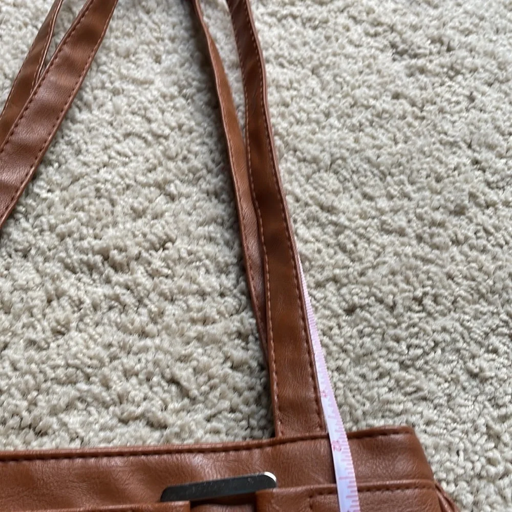 Brown purse with straps. Classic design and lots of organization.